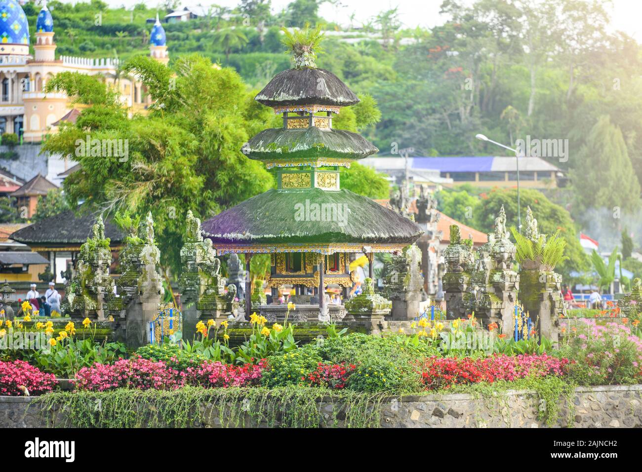 Vue rapprochée de la Pura Ulun Danu Bratan Beratan, ou Pura. Le complexe du temple est situé sur les rives du lac Bratan. Banque D'Images