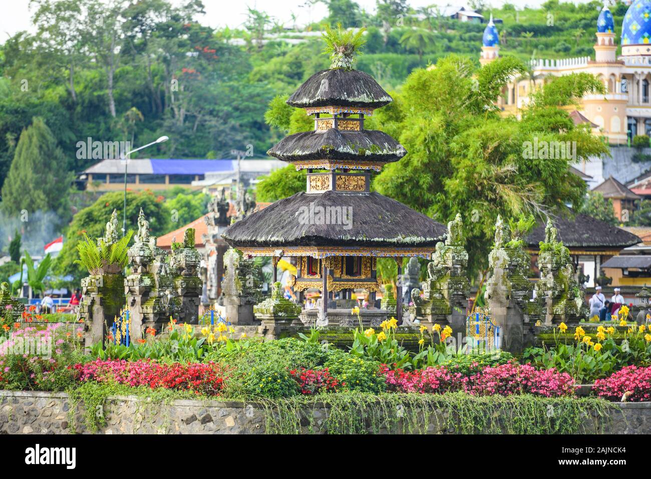 Vue rapprochée de la Pura Ulun Danu Bratan Beratan, ou Pura. Le complexe du temple est situé sur les rives du lac Bratan. Banque D'Images
