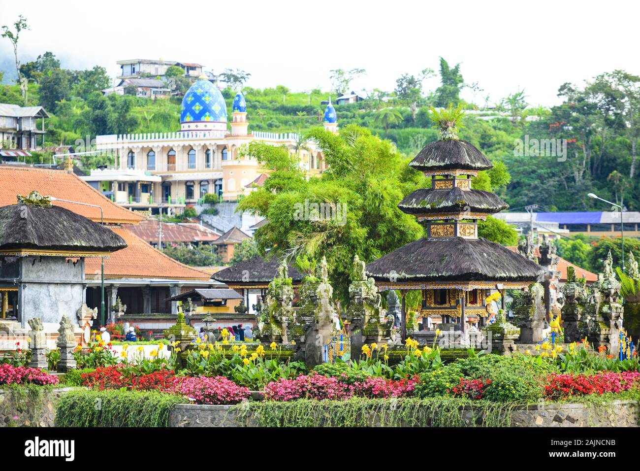 Vue rapprochée de la Pura Ulun Danu Bratan Beratan, ou Pura. Le complexe du temple est situé sur les rives du lac Bratan. Banque D'Images