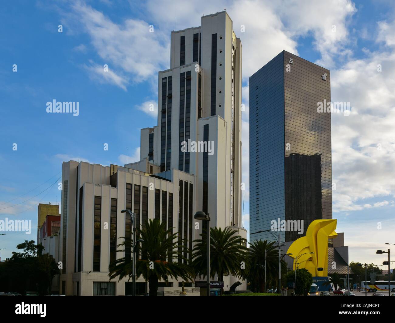 La ville de Mexico des tours, Loteria Nacional (à gauche) et la Torre del Caballito (droite) des bâtiments. Banque D'Images