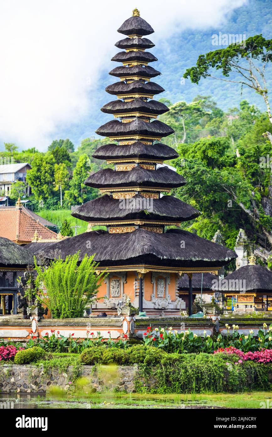 Vue rapprochée de la Pura Ulun Danu Bratan Beratan, ou Pura. Le complexe du temple est situé sur les rives du lac Bratan. Banque D'Images