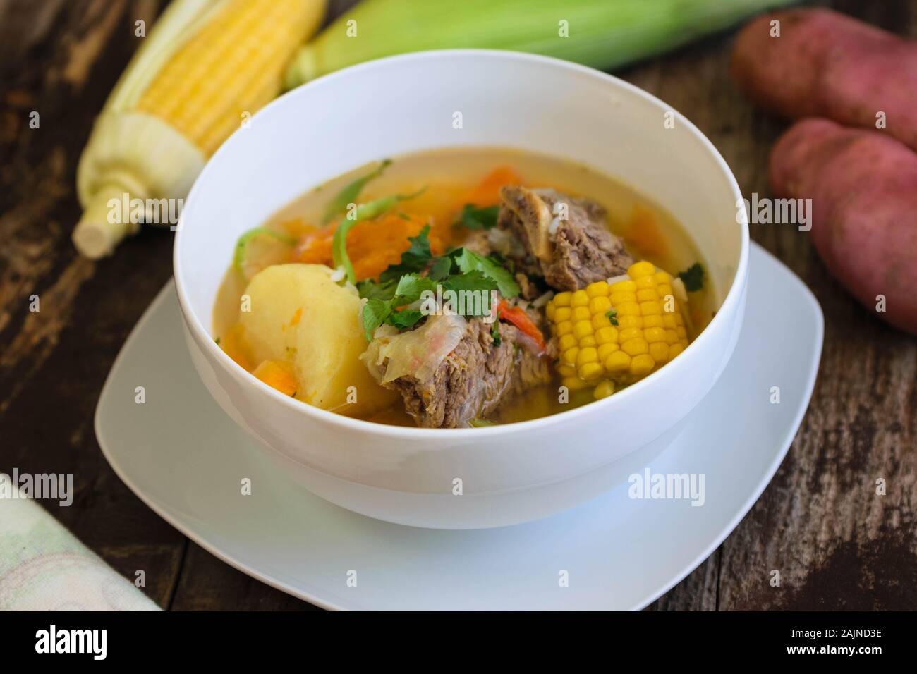 Cassolette de vacuno chiliens traditionnels ou Carne soupe de boeuf avec des pommes de terre, maïs, potiron, carotte, poivron, l'oignon et le riz, coriande. Banque D'Images