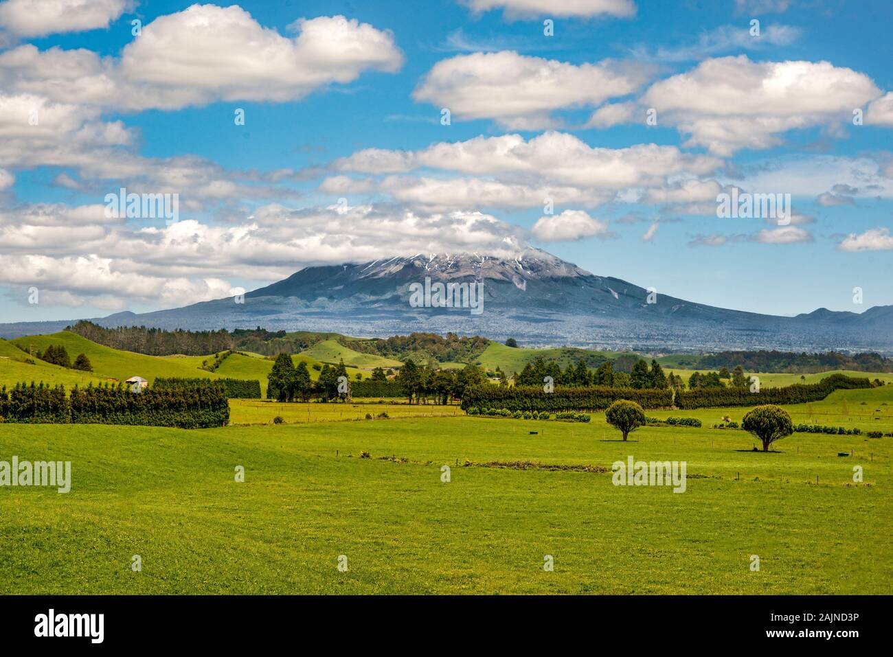 Le mont volcanique recouverte de nuages dans l'Egmont Taranaki campagne d'exploitation agricole Banque D'Images