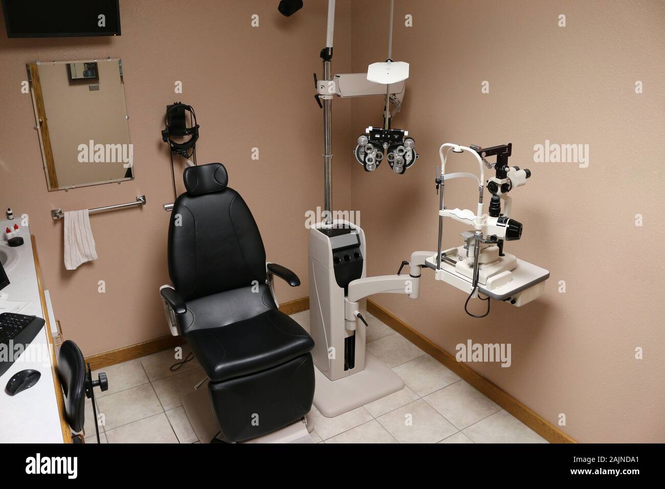 Équipement dans une voie d'examen pour un optométriste ou un ophtalmologiste dans une clinique de médecin des yeux Banque D'Images