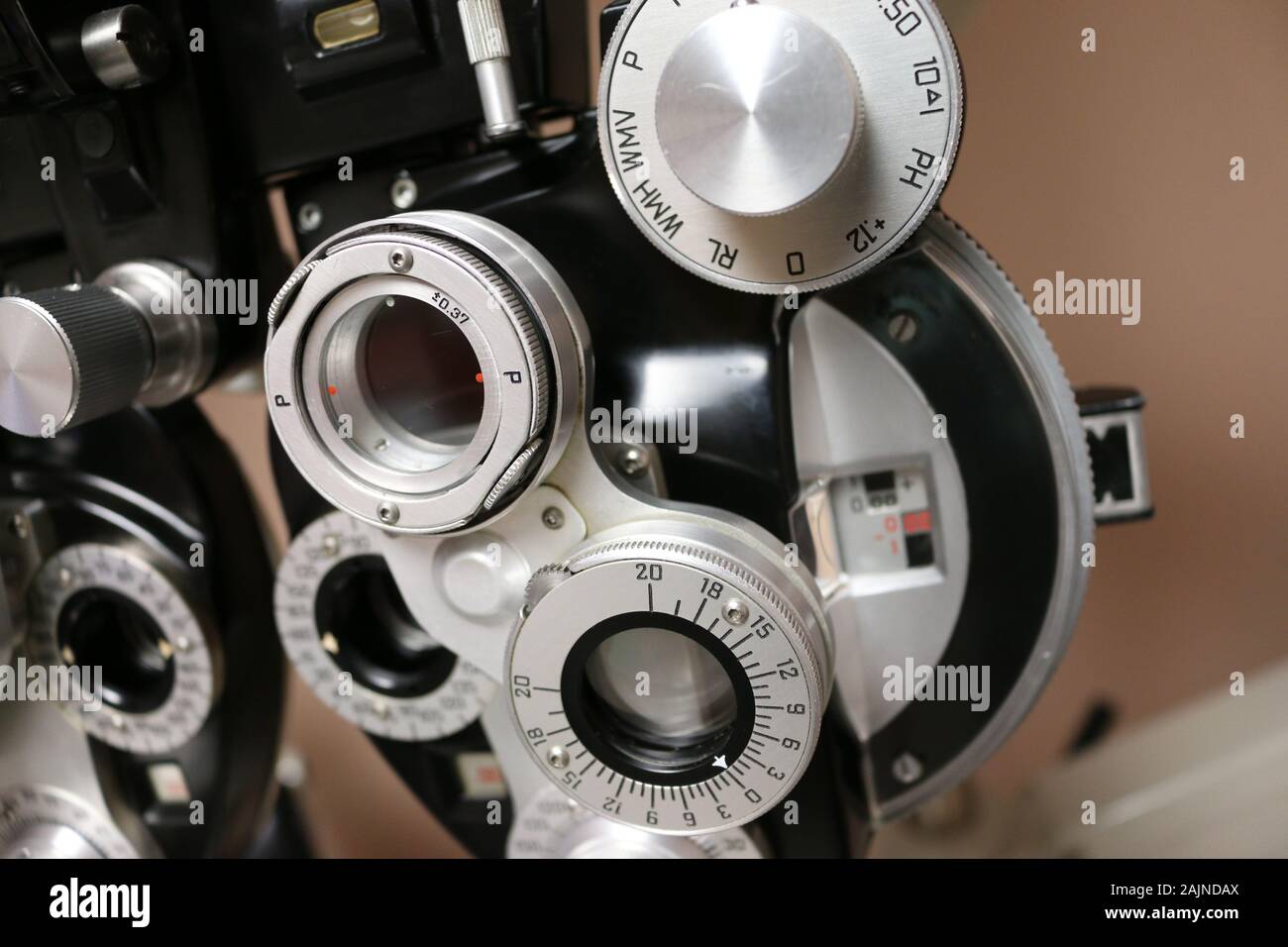 Vue Rapprochée Des Numéros De Téléphone Pour L'Équipement D'Optométrie D'Examen Oculaire Banque D'Images