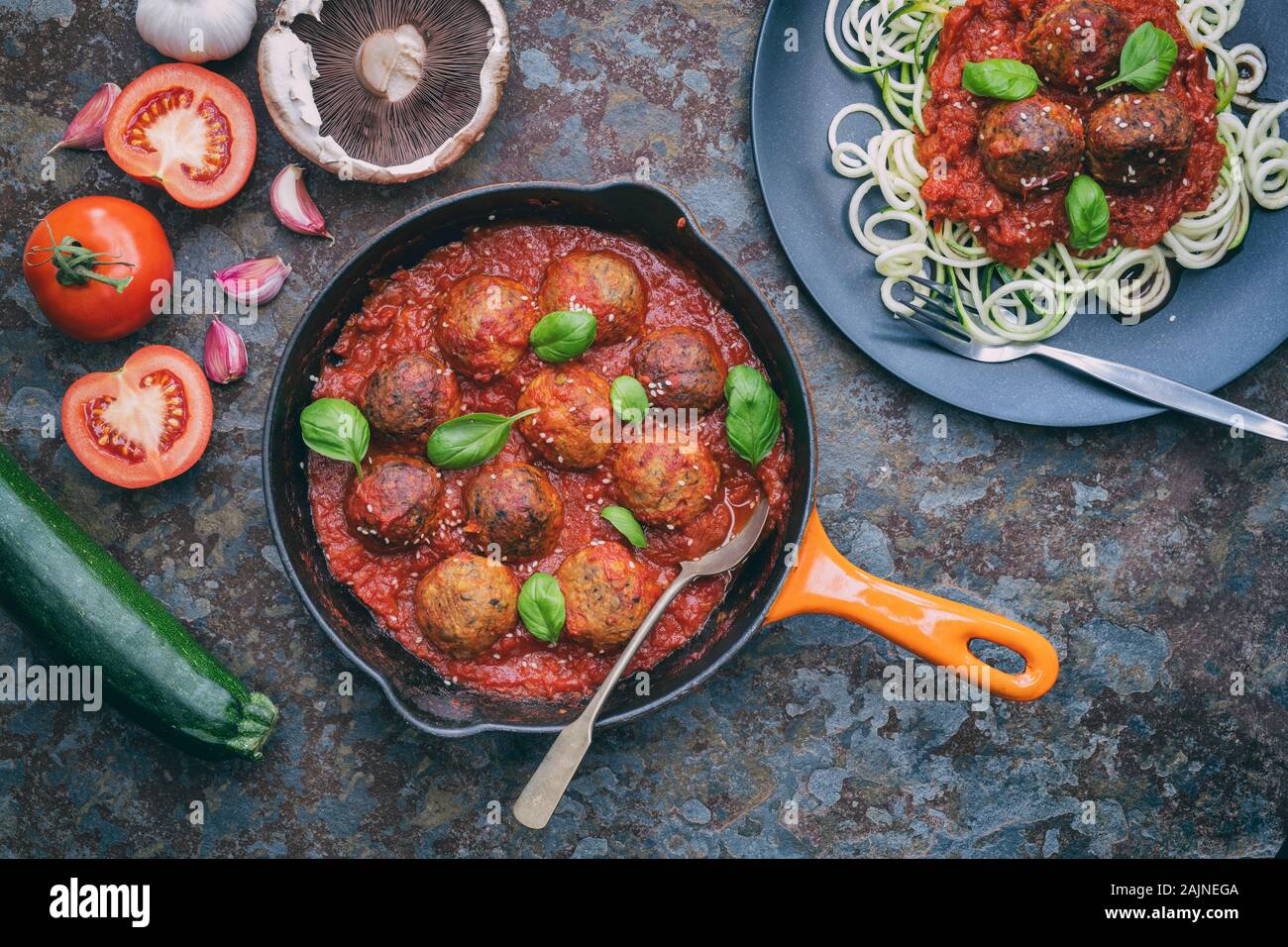 Boulettes avec spiralised vegan courgettes. La viande à base de plante alternative libre Banque D'Images Boulettes avec spiralised vegan courgettes. La viande à base de plante alternative libre Banque D'Images
