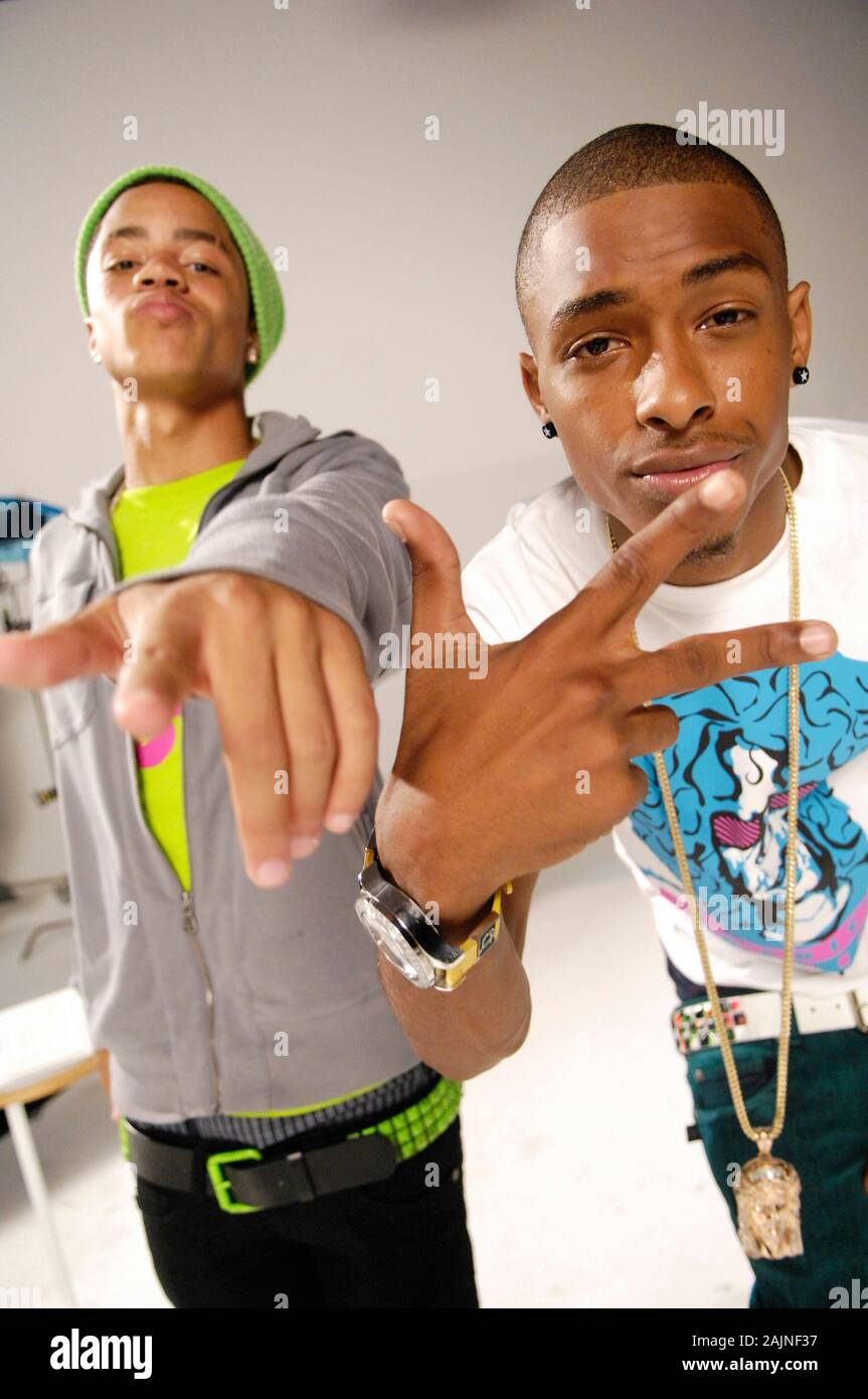 (L-R) des rappeurs Earl 'Ben J' Benjamin et Dominic 'legacy' Thomas du nouveau portrait Boyz sur fixé à New Boyz avec Ray J 'Tie Me Down' Musique Vidéo Le 17 août 2009 à Los Angeles, Californie. Banque D'Images