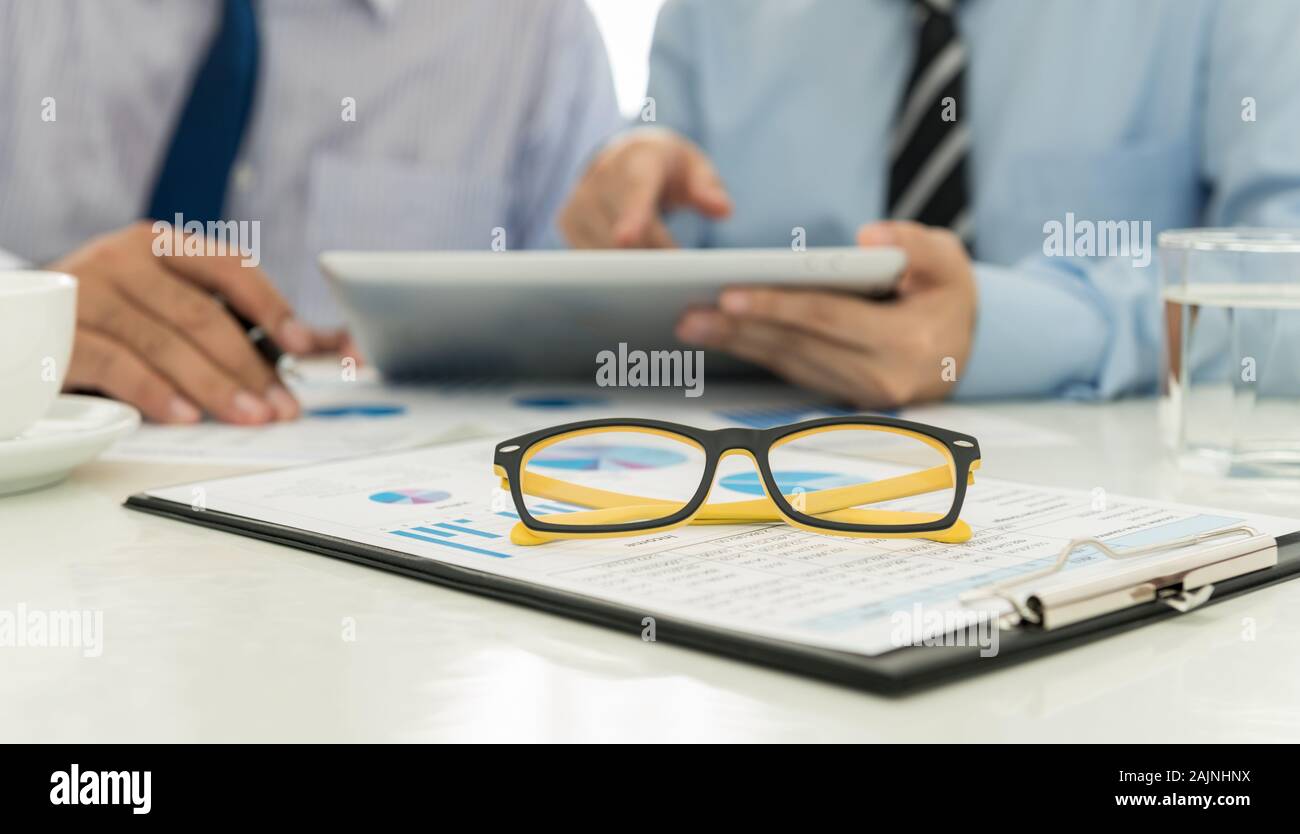 Close-up lunettes sur rapport d'analyse dans les salles Banque D'Images