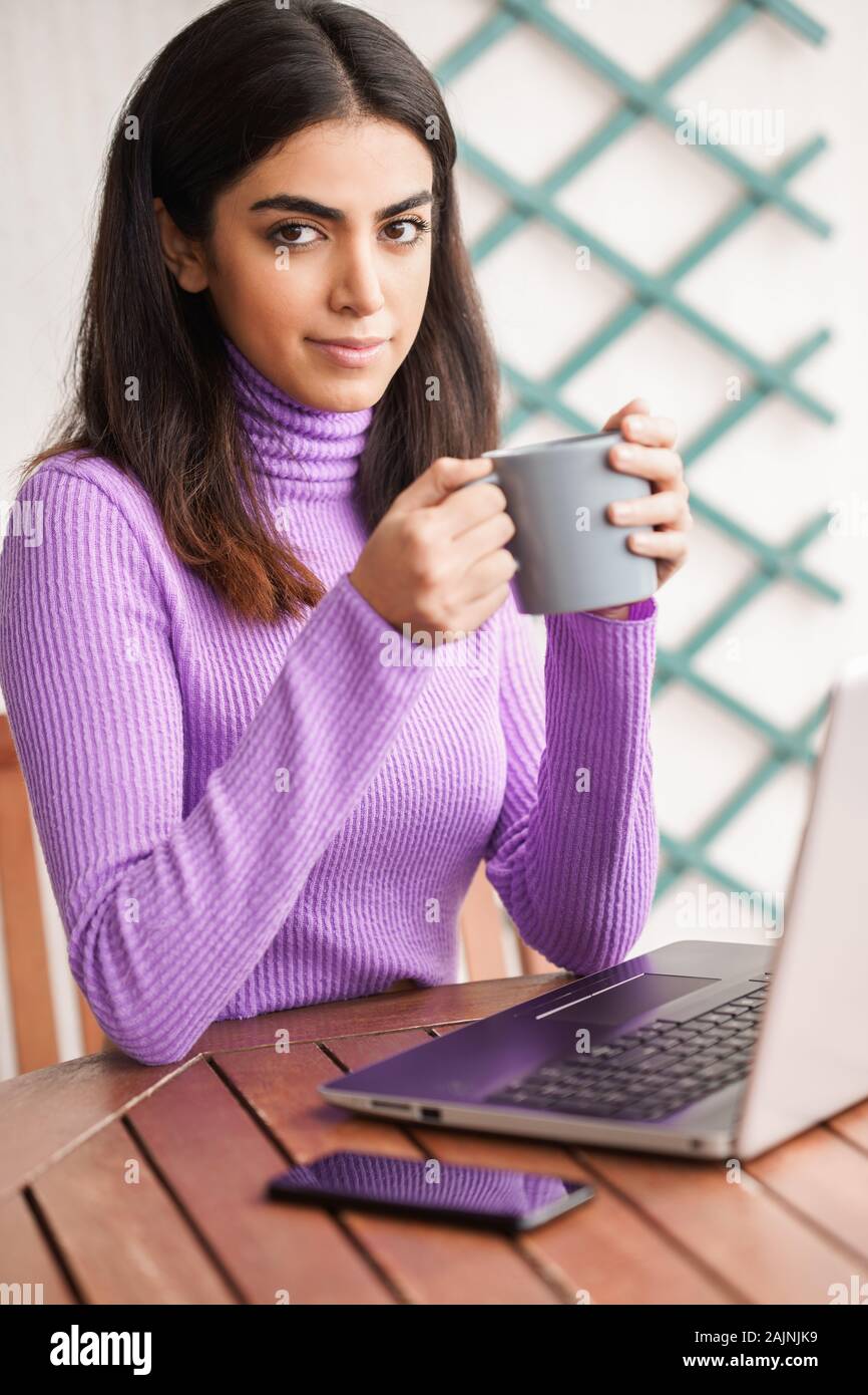 Persian femme sur son balcon à l'aide d'un ordinateur portable Banque D'Images