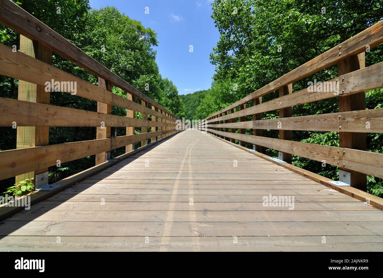 Pont sur chevalets en bois sur la Virginia creeper Trail dans les États-Unis, très populaire auprès des cyclistes Banque D'Images