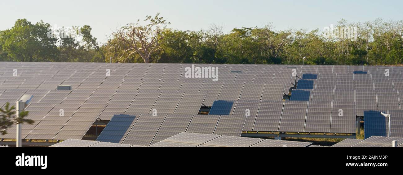 L'énergie solaire thème de la ferme. Panneaux solaire sur champ vert nature background Banque D'Images