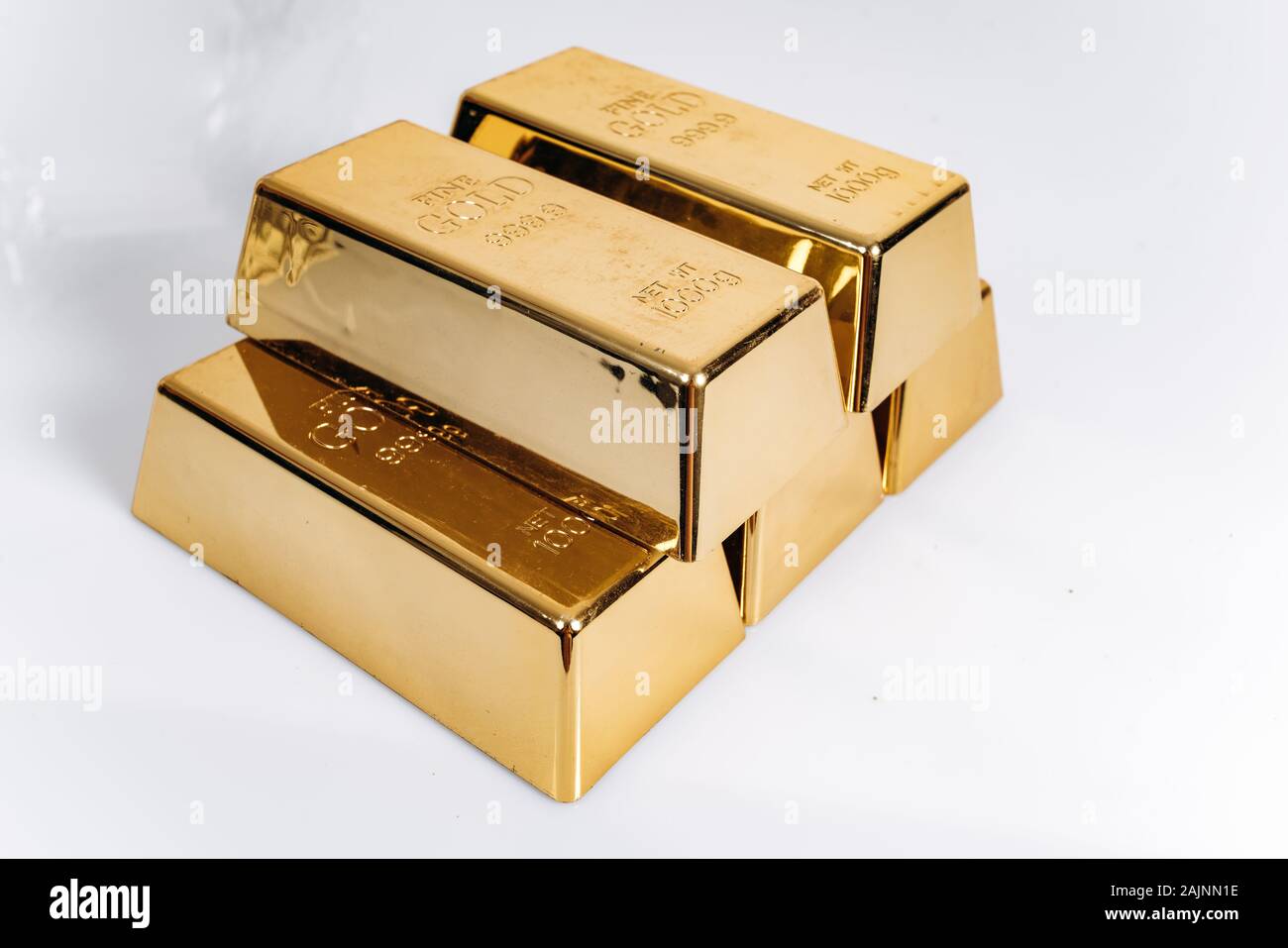 Cinq barres d'or. Barres d'or de 1 kg ou 1 000 grammes. Barres d'or sont sur la table. Banque D'Images