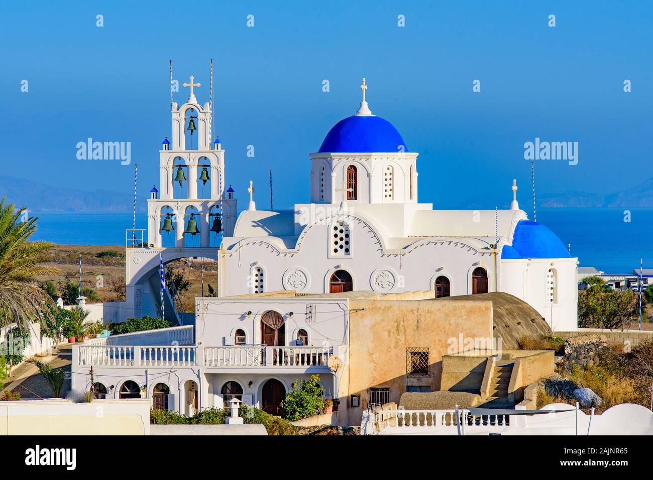 L'église au dôme bleu à Santorin, Grèce Banque D'Images