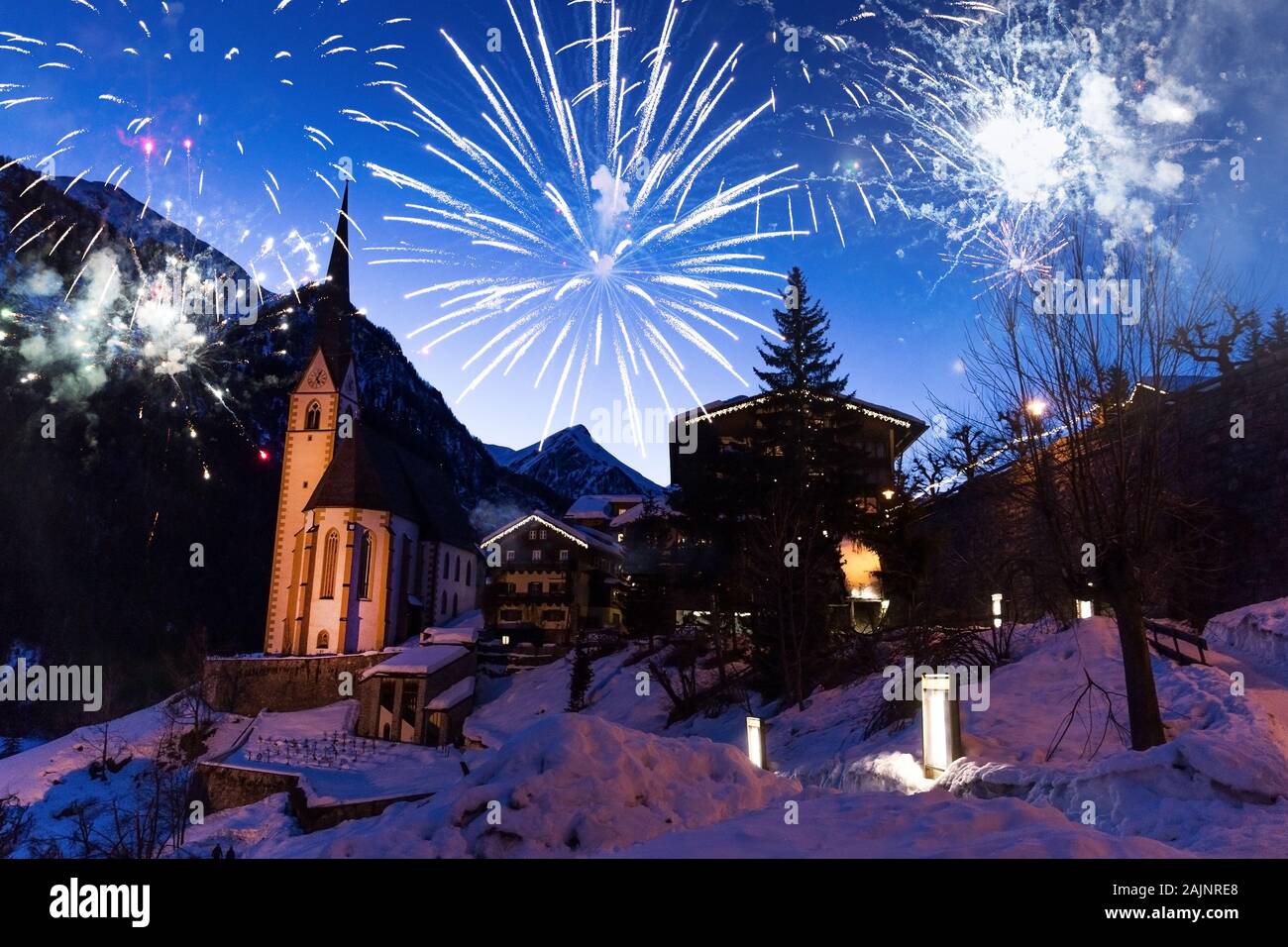 Heiligenblut am Grossglockner avec firework célébrations. Le nouvel an à Heiligenblut, Autriche. Banque D'Images