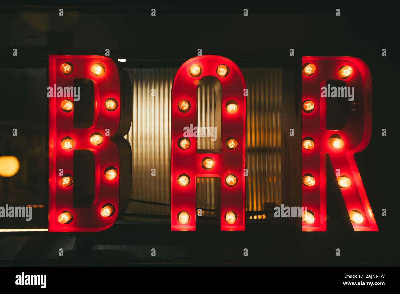 Inscrivez-BAR avec des lumières dans l'obscurité. Banque D'Images