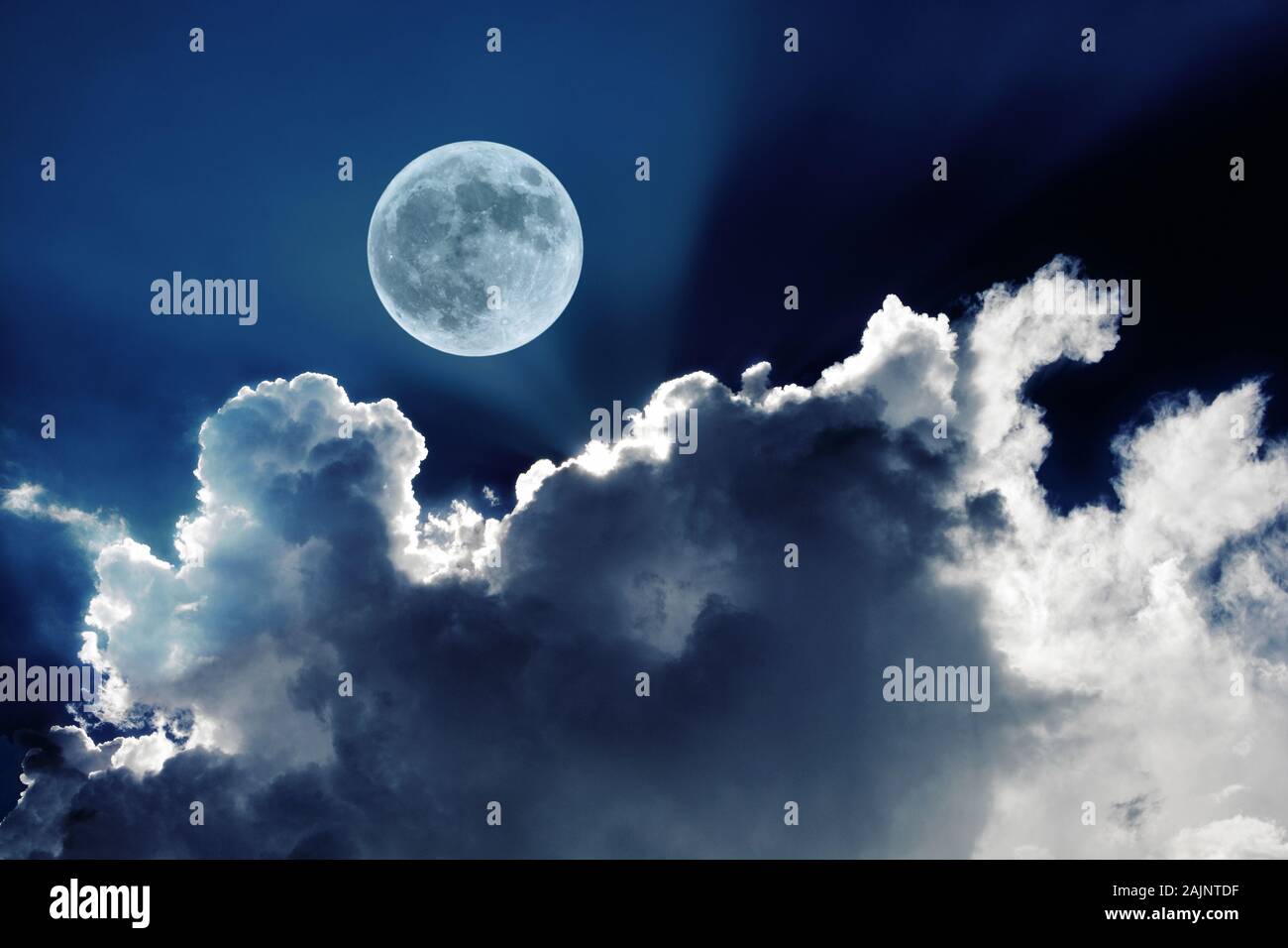 Pleine lune au grand soir Ciel avec de beaux nuages blancs brillants dans le clair de lune Banque D'Images