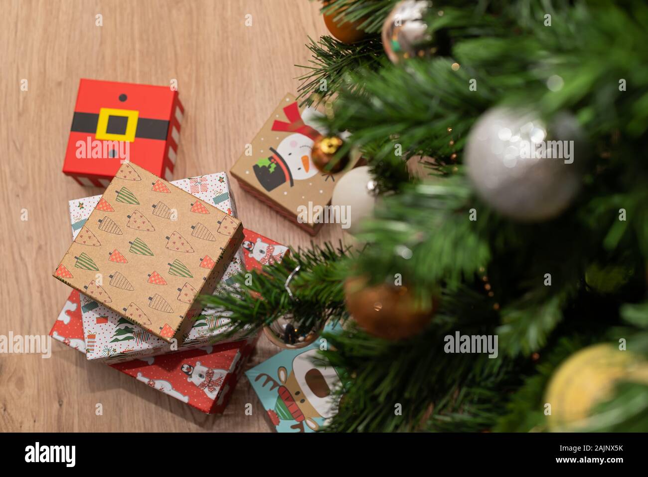 Photo d'un arbre de Noël décoré, maison de contexte Banque D'Images