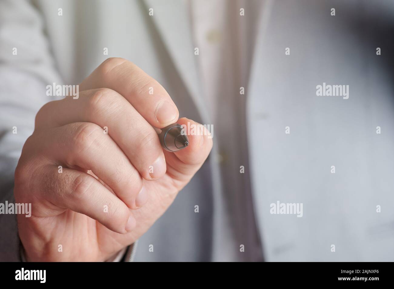 La main avec stylo numérique sur l'arrière-plan flou artistique répondre à vue en gros Banque D'Images