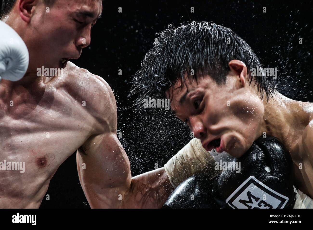 Beijing, Chine, province de Jiangxi. 26 mai, 2019. Xu pouvez (L) de la concurrence de la Chine avec le Japon de Shun Kubo à Fuzhou, Chine de l'est la province de Jiangxi, du 26 mai 2019. Xu pouvez a défendu son World Boxing Association (WBA) titre poids plume après avoir battu Shun Kubo par ko technique (TKO) dans sa ville natale. Credit : Wu Zhuang/Xinhua/Alamy Live News Banque D'Images