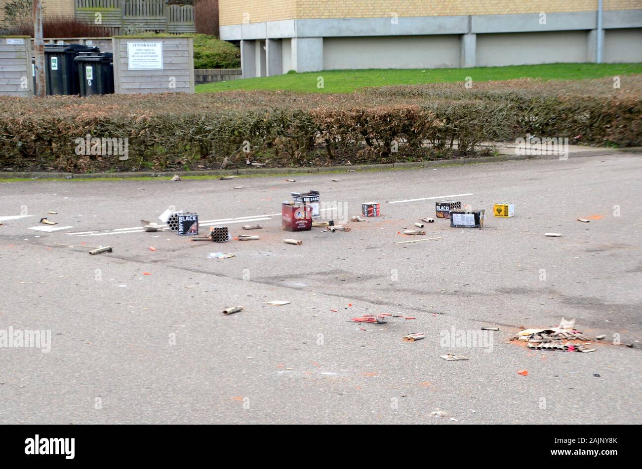Sonderborg, Danemark - 1 janvier 2020 : les déchets après le Nouvel an firework flotter dans la rue Banque D'Images
