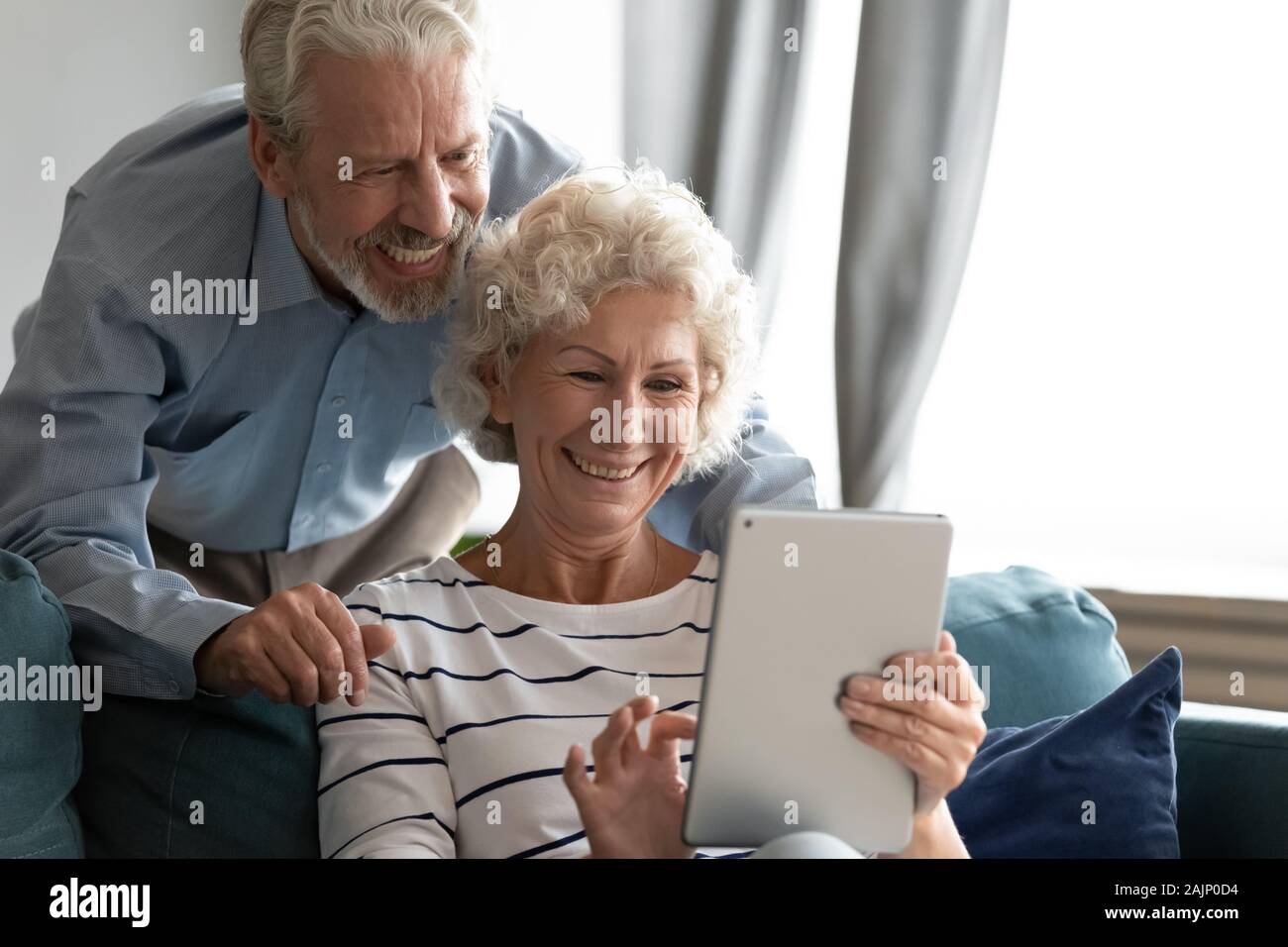 Personnes âgées wife holding tablet computer acheter des produits via internet Banque D'Images