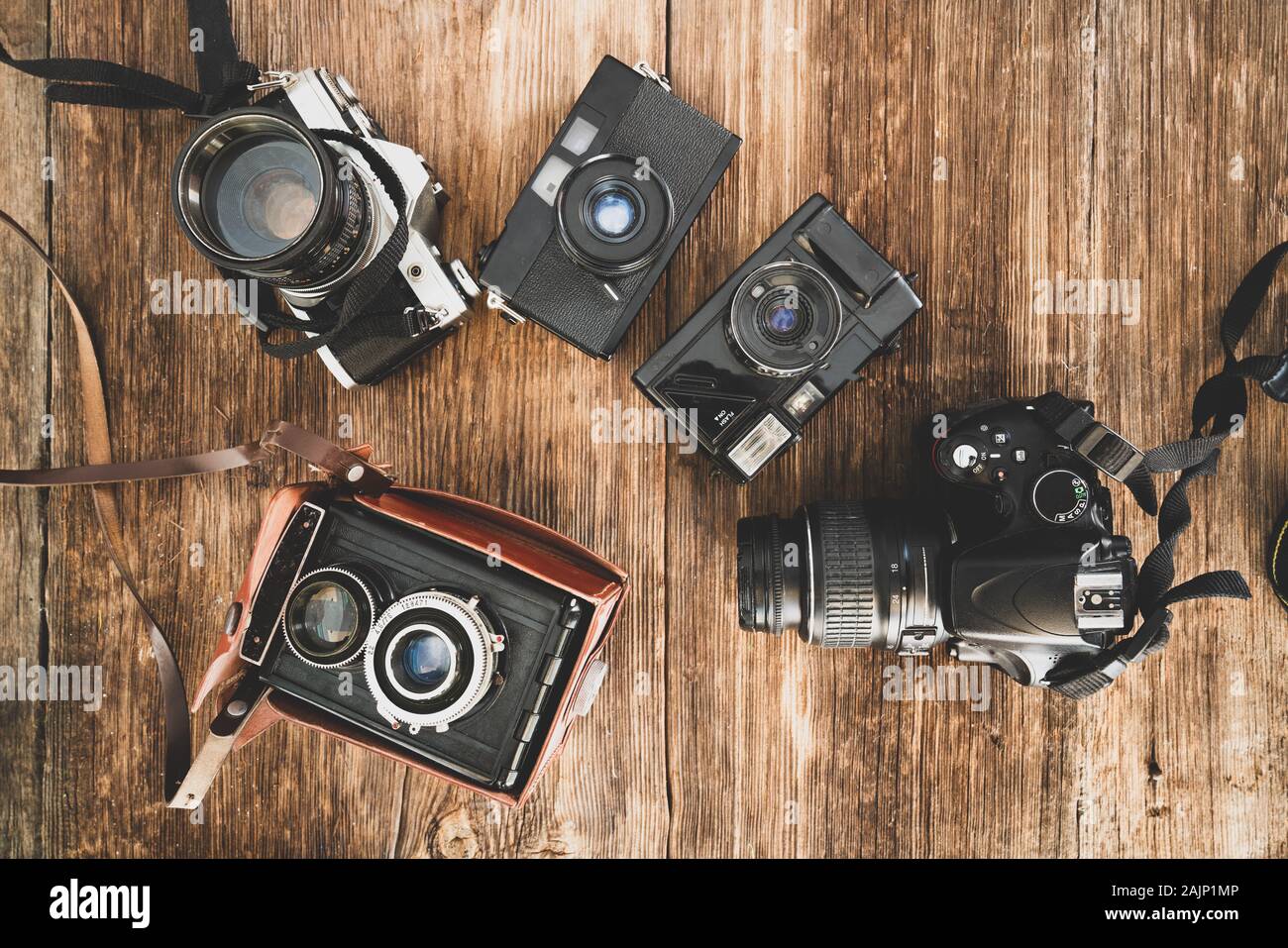 L'évolution de la photo des caméras sur un backraound en bois. Technologie concept de l'appareil photo Banque D'Images