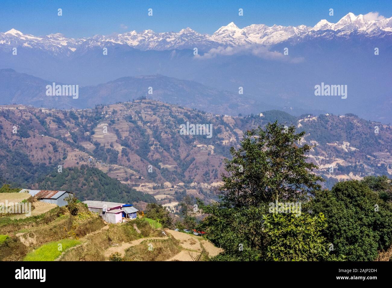 Vues de montagnes derrière terrasse de fermes à Nagarkot, Népal Banque D'Images