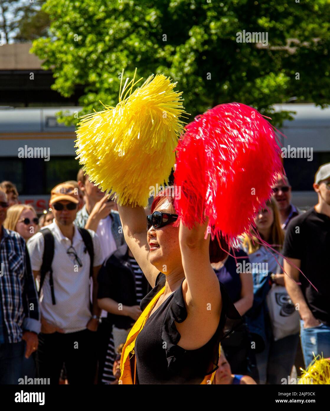 Lund, Suède - 19 mai 2018 : une femme asiatique s'apprécie et danse lorsqu'elle participe à un défilé étudiant Banque D'Images