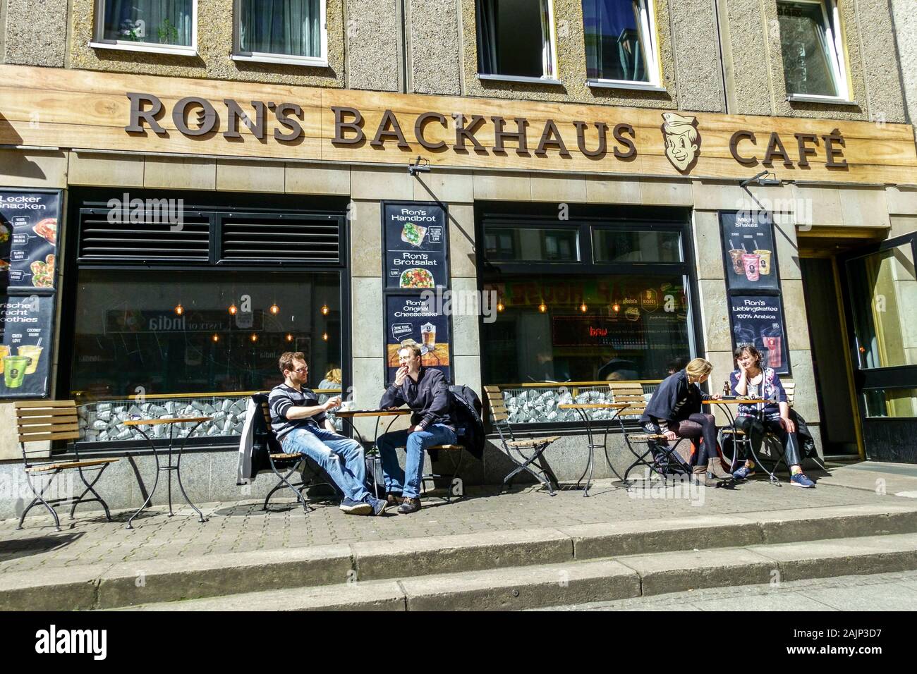 Les gens de l'extérieur RON'S CAFE & Bakery Café Allemagne Saxe Dresde Neustadt Banque D'Images