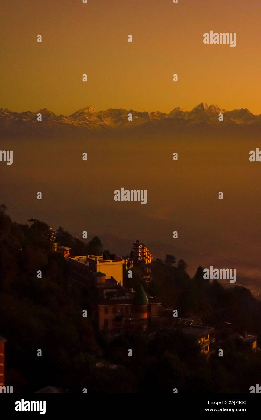 Lever de soleil sur les crêtes de montagnes de l'Himalaya au Népal Banque D'Images
