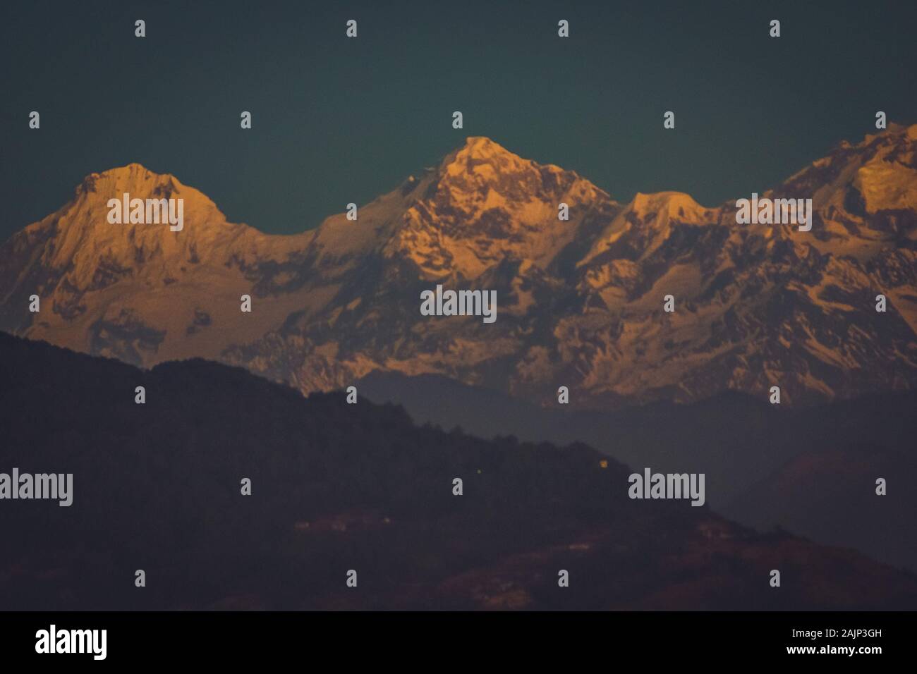 Lever de soleil sur les crêtes de montagnes de l'Himalaya au Népal Banque D'Images