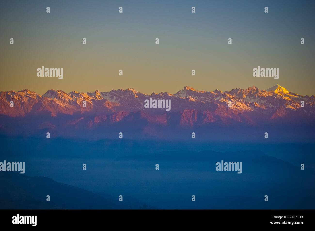 Lever de soleil sur les crêtes de montagnes de l'Himalaya au Népal Banque D'Images