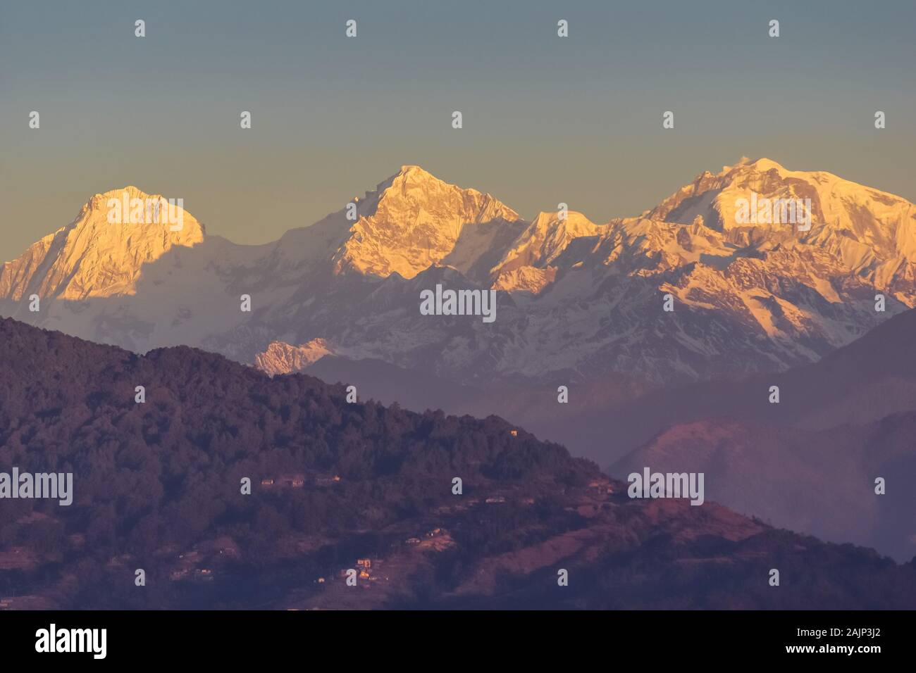 Lever de soleil sur les crêtes de montagnes de l'Himalaya au Népal Banque D'Images