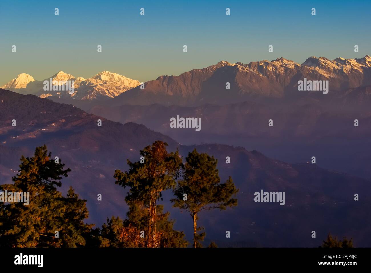 Lever de soleil sur les crêtes de montagnes de l'Himalaya au Népal Banque D'Images