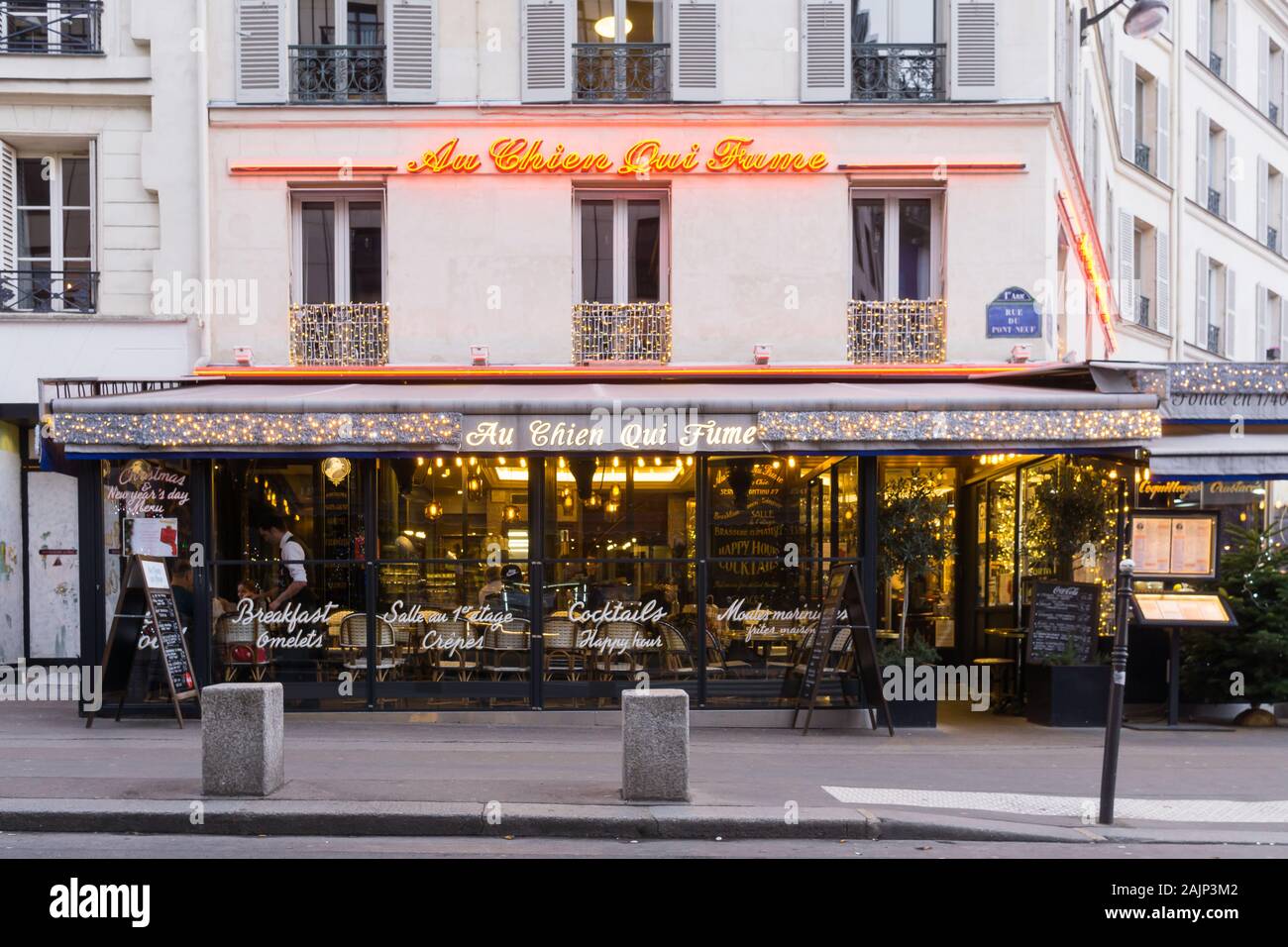 Restaurant Paris - restaurant Au Chien qui fume au quartier des Halles (1er arrondissement) de Paris, France, Europe. Banque D'Images