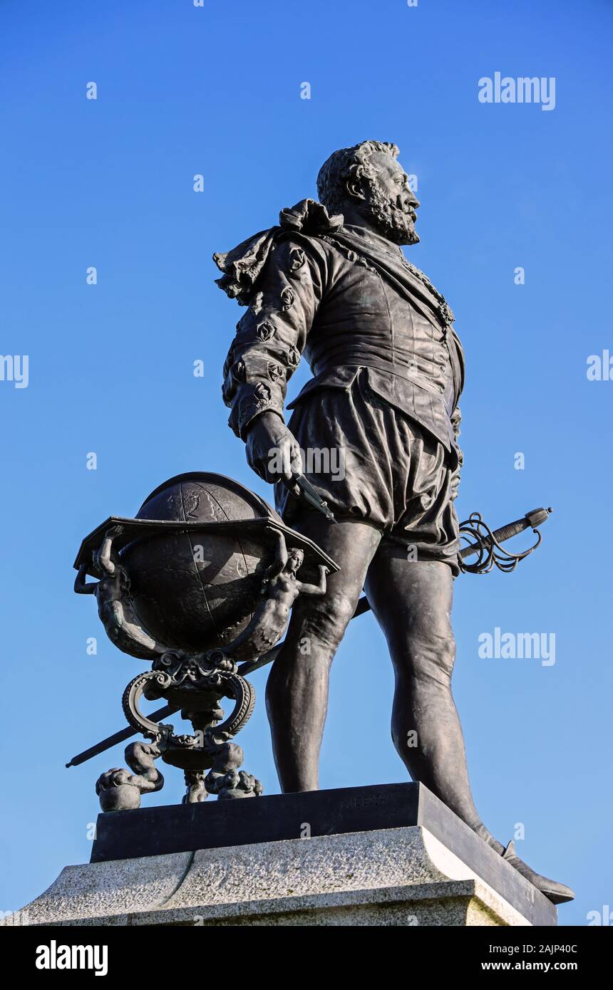 La statue de bronze de Sir Francis Drake sur Plymouth Hoe, dévoilée en 1884 pour commémorer le 400e anniversaire du voyage de Drake dans le monde. Banque D'Images