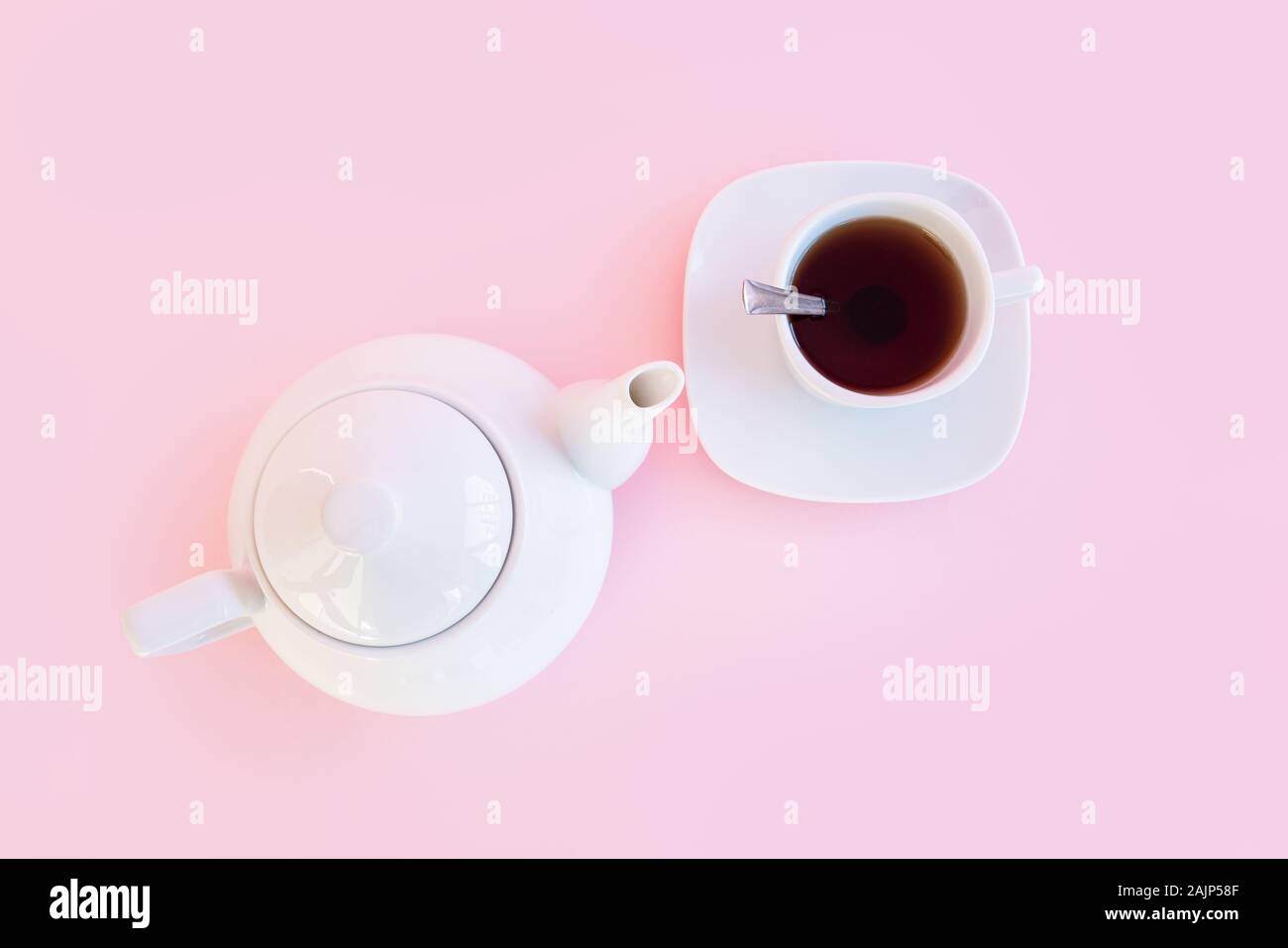 L'heure du thé, thé infusion, une tasse de thé fraîchement infusé, chaud, doux et léger avec fond rose. Banque D'Images