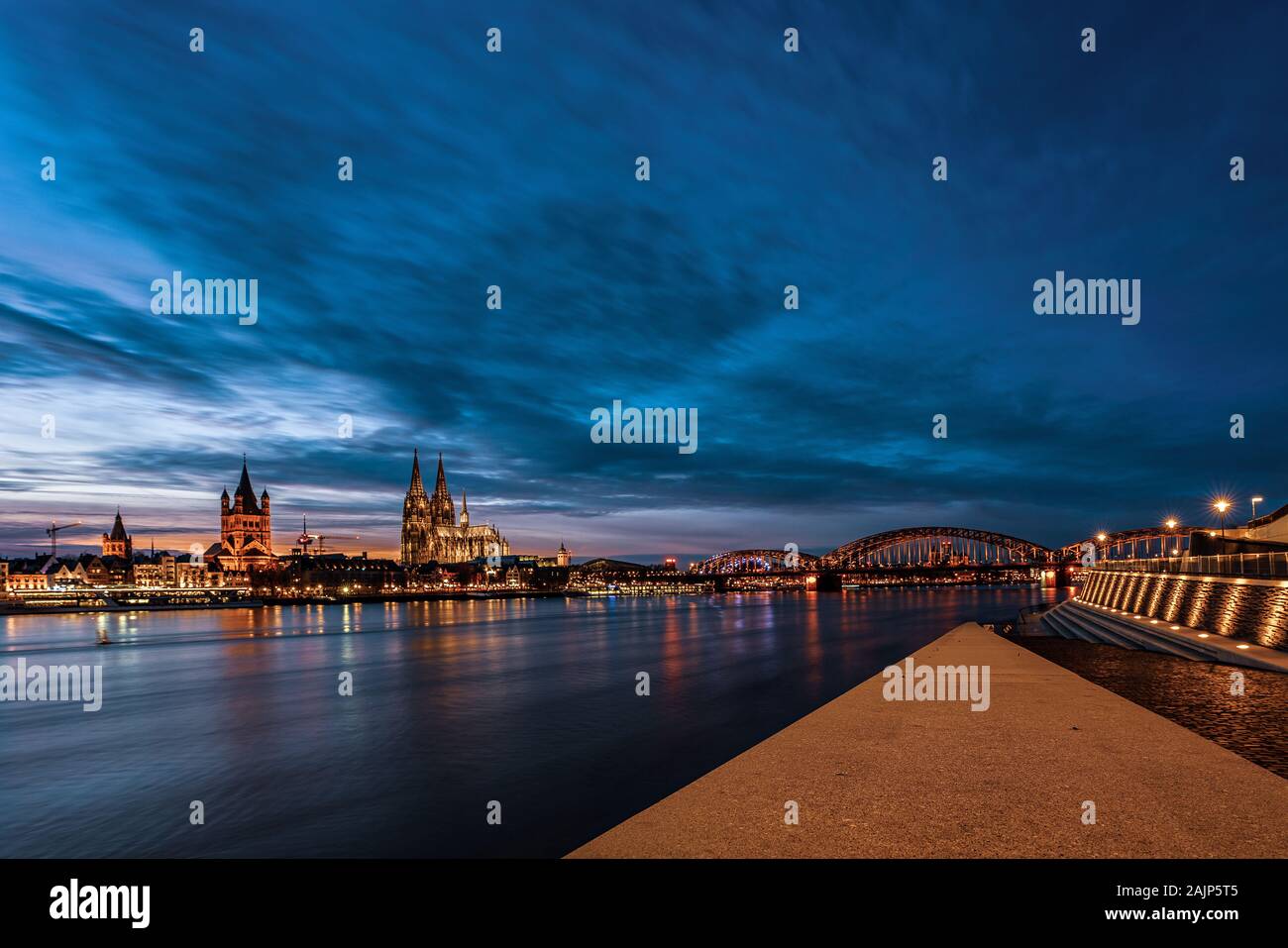 Vue panoramique sur la cathédrale de Cologne au coucher du soleil Banque D'Images