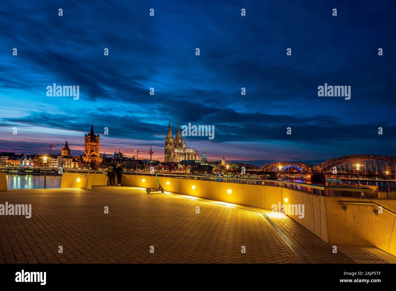 Vue panoramique sur la cathédrale de Cologne au coucher du soleil Banque D'Images