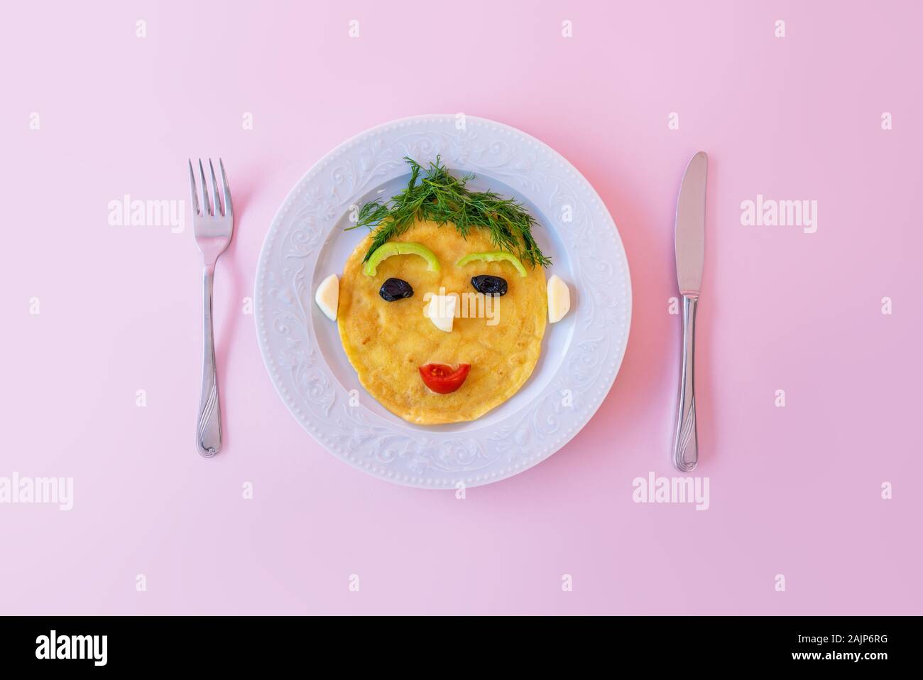 Funny préparé omelette avec la forme de visage humain pour les enfants. Banque D'Images