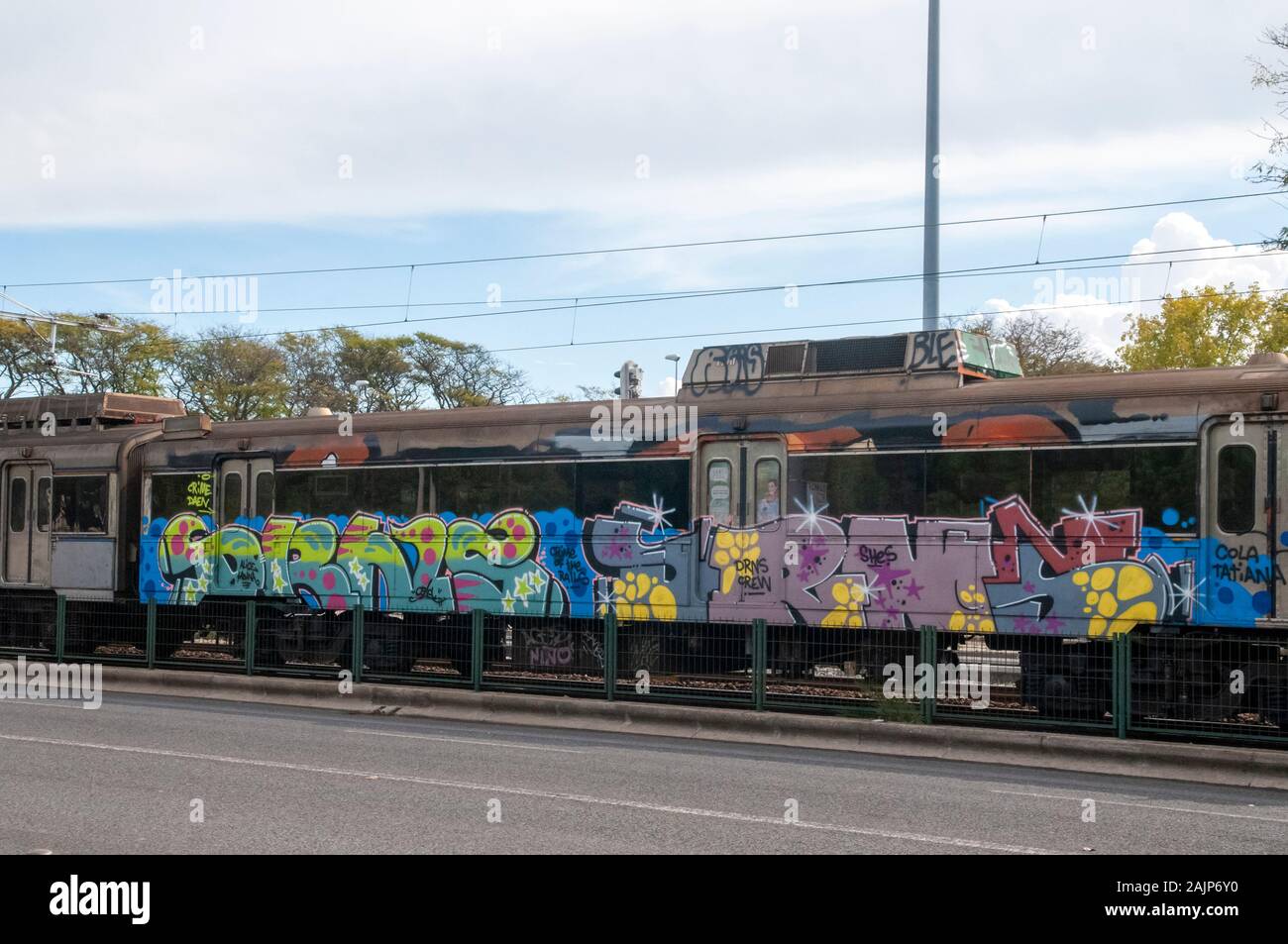 Le graffiti peint sur un train. Photographié à Belém, Lisbonne, Portugal gare Banque D'Images