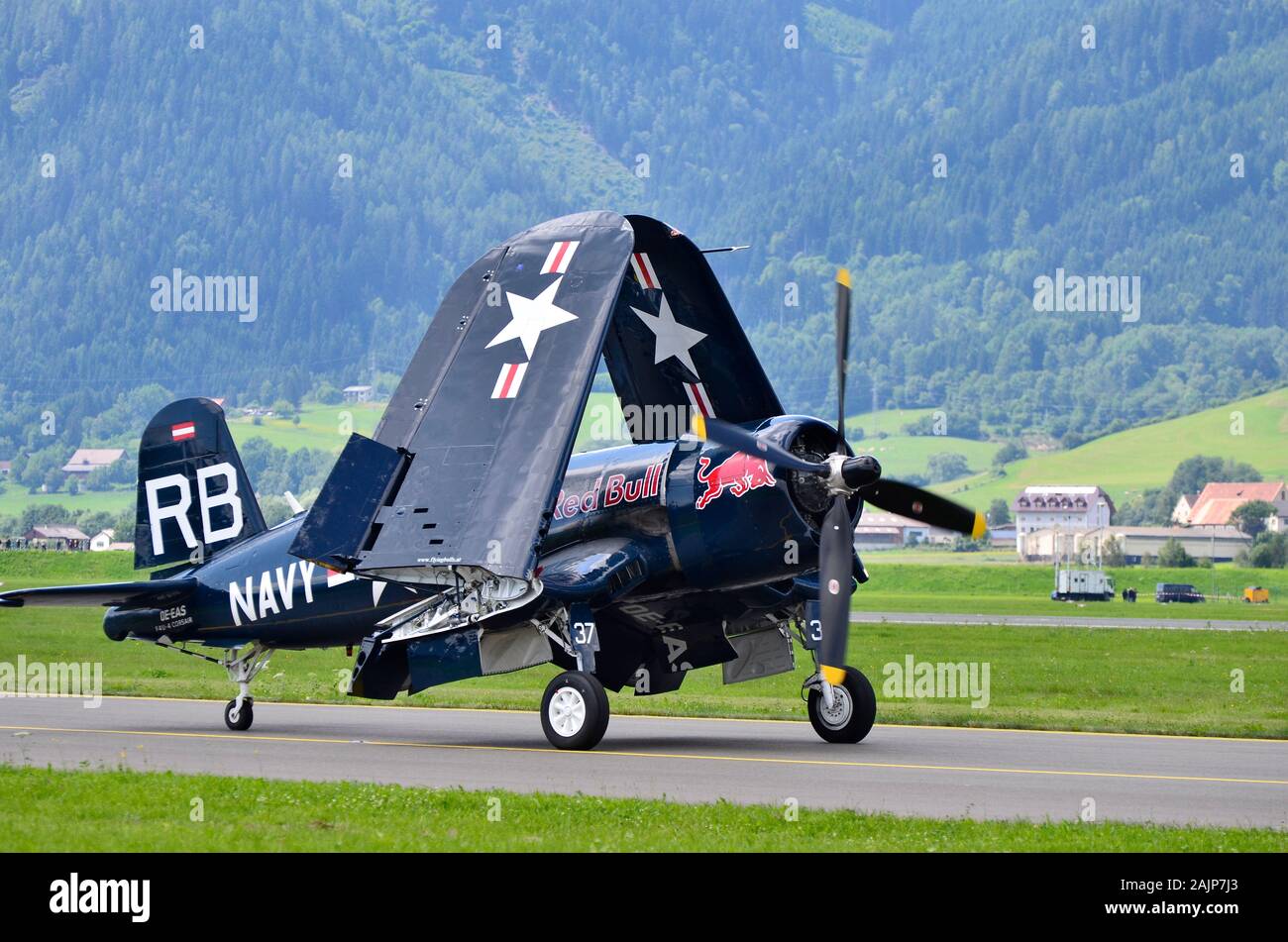Zeltweg, Autriche - 1er juillet 2011 : marine aircraft fighter Chance-Vought F4U "Corsair" avec pli jusqu'à ailes par airshow - nommé d'Airpower11 Banque D'Images
