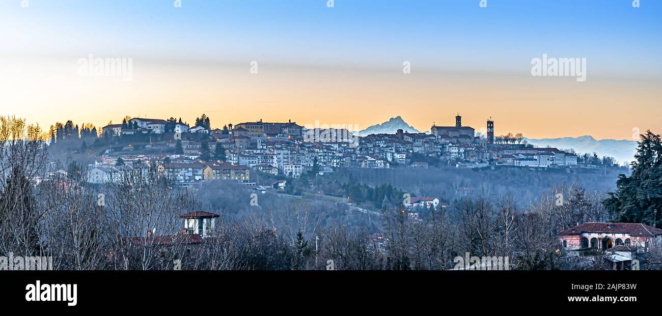 La ville haute de Mondovì au crépuscule, avec l'immanquable silhouette du Monviso derrière elle Banque D'Images