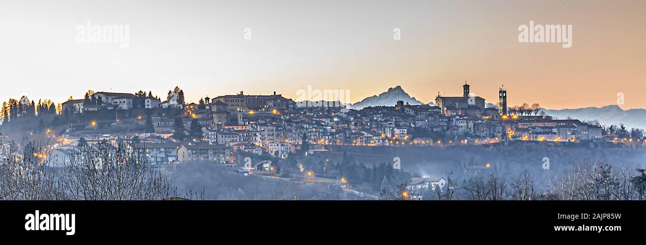 La ville haute de Mondovì au crépuscule, avec l'immanquable silhouette du Monviso derrière elle Banque D'Images