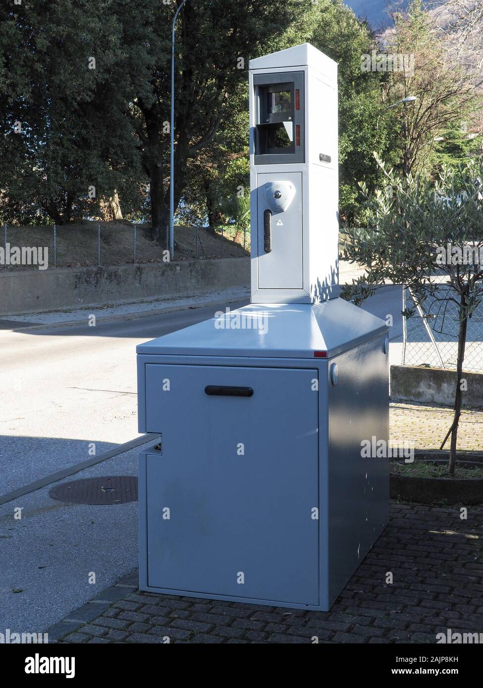 Lugano, Suisse - Janvier 05, 2020 : l'équipement de détection de la vitesse du véhicule. Banque D'Images