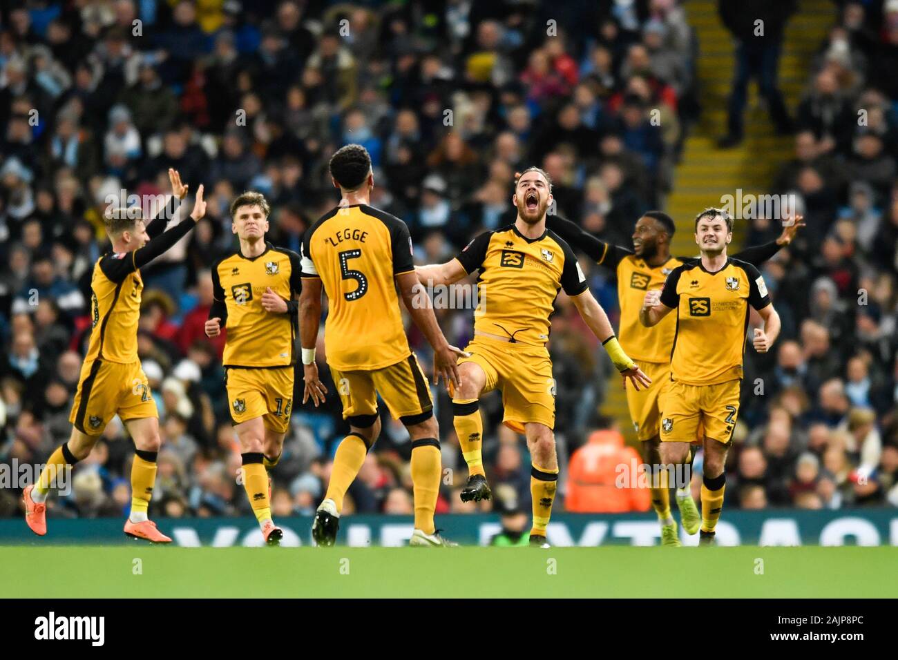 4e janvier 2020, Etihad Stadium, Manchester, Angleterre ; unis en FA Cup, Manchester City v Port Vale : Tom Pope (9) de Port Vale célèbre son but pour établir le pointage 1-1 Crédit : Simon Whitehead/News Images Banque D'Images