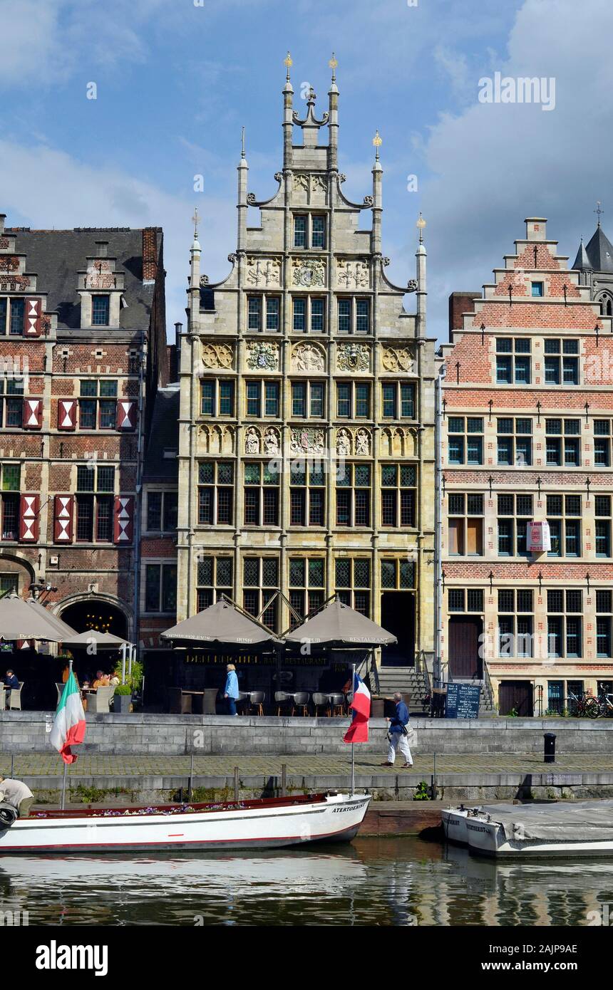 Gand, Belgique - 31 mai 2011 : des personnes non identifiées, restaurants et bâtiments médiévaux dans quartier historique Graslei sur la rivière Lys Banque D'Images