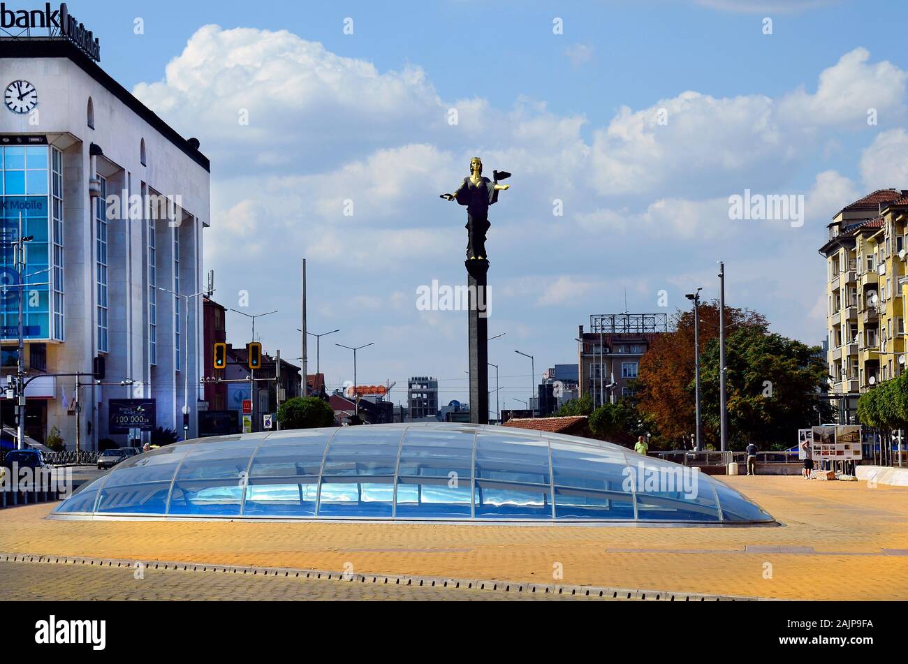 Sofia, Bulgarie - 25 septembre 2016 : Des inconnus , monument de Saint Sofia et dôme en verre de l'endroit souterrain sur place Serdica Banque D'Images