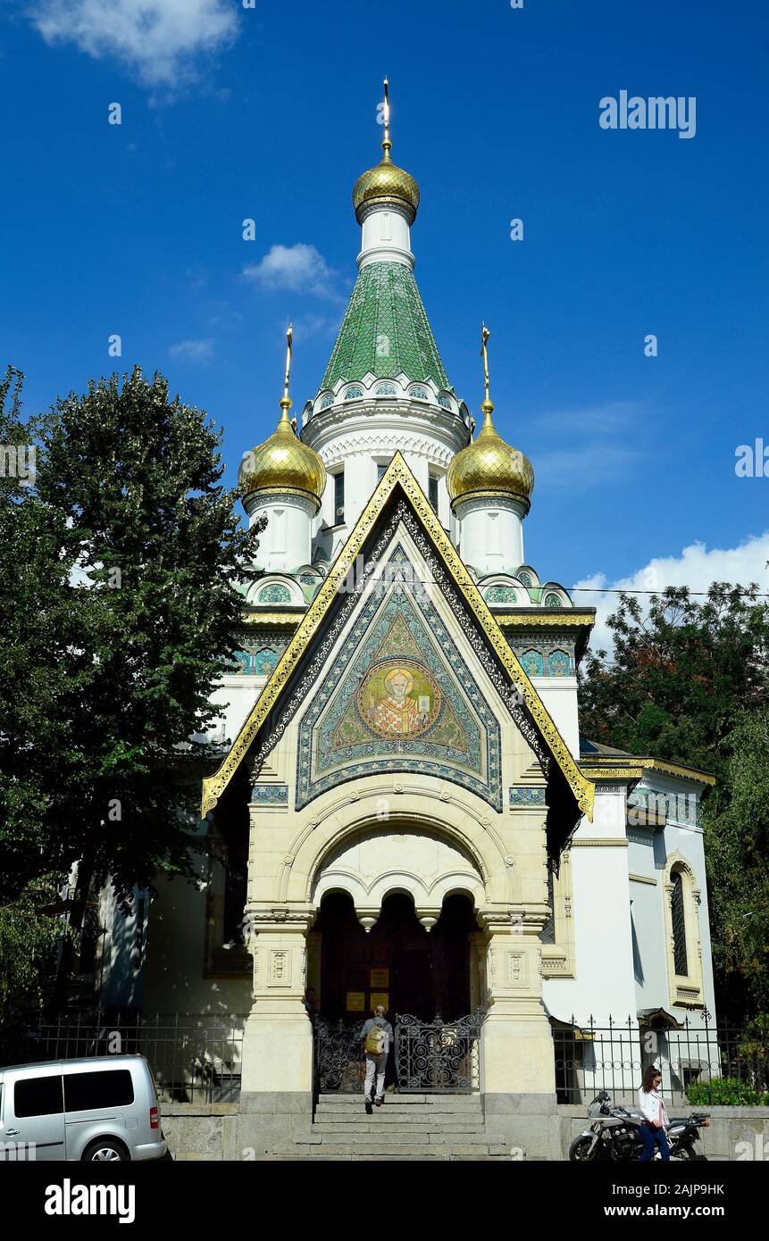 Sofia, Bulgarie - 25 septembre 2016 : des personnes non identifiées, en face de l'église russe de l'église Saint Nikolai aka Banque D'Images