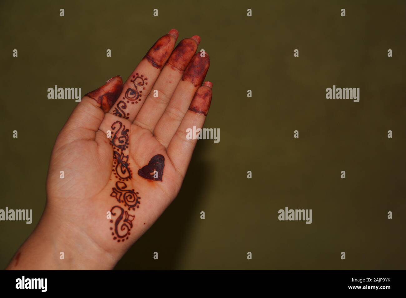 Close up de la paume d'une fille avec les doigts et en dessins mehandi milieu de la main, l'accent sélective Banque D'Images